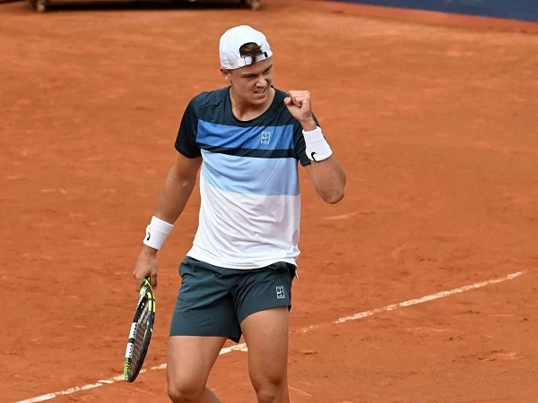 Holger Rune Loncati Rintangan Pertama Di Barcelona